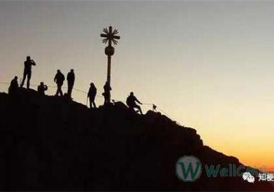 上山的人不要嘲笑下山的神是什么意思